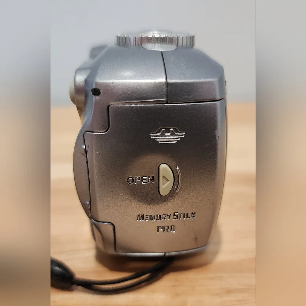 Sony Cybershot DSC-P93 Digital Camera 5.1MP, For Parts Only